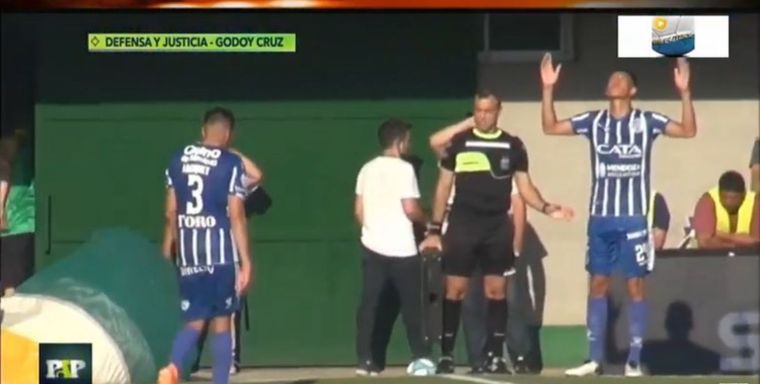 El momento del debut del defensor, quien ingresó por Miguel Jacquet frente a Defensa y Justicia. Foto: Captura TV.
