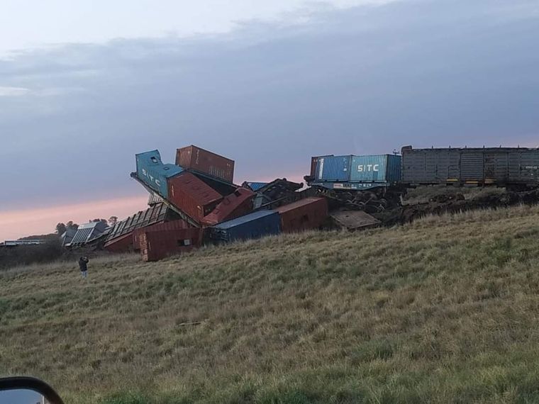 Arrugados Así quedaron los vagones luego del incidente. Imágenes: @TrenRocaHT