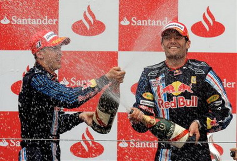 Mark Webber y Sebastian Vettel, de Red Bull, festejan en Nürburgring. Foto: EFE