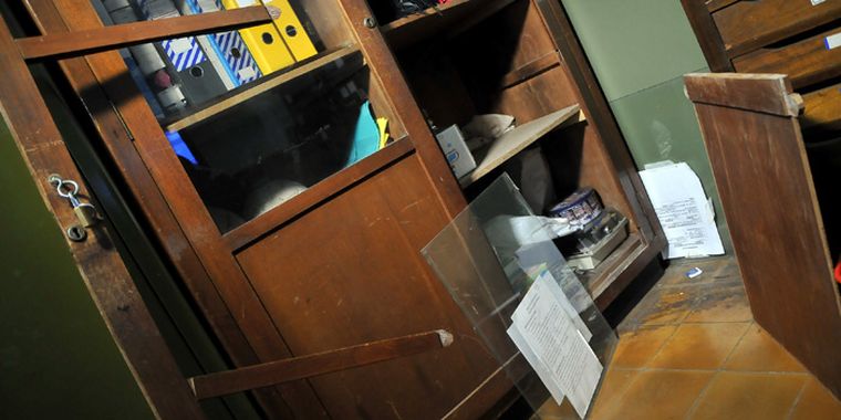 Uno de los armarios violentados de la preceptoría por donde ingresaron. Foto: mediamza.com