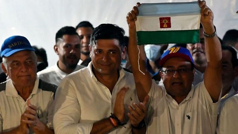 El candidato opositor a la gobernación de Barinas, Sergio Garrido, celebrando la victoria con una bandera del estado. Foto: GETTY IMAGES