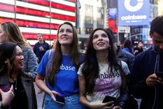 Empleados de Coinbase en Nueva York antes del lanzamiento de la empresa en el Nasdaq. Foto: REUTERS