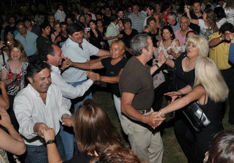 Cornejo, Del Río, Abed y Cobos, animados en el festejo en Junín.