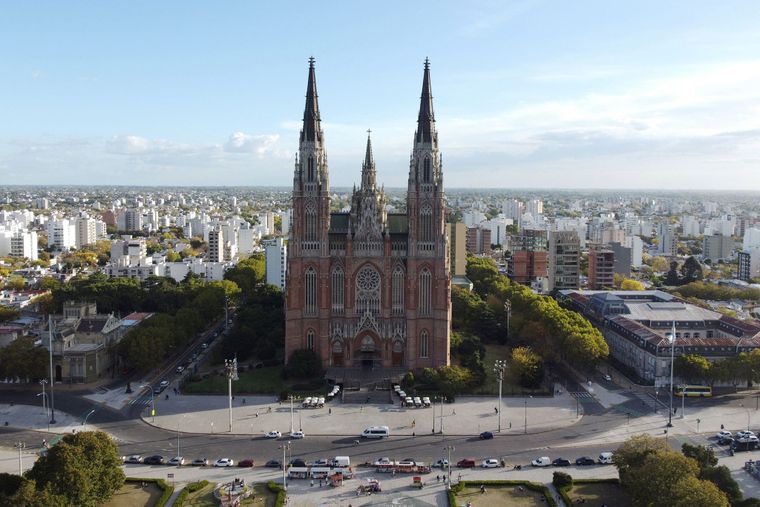Iglesias y catedrales neogóticas, joyas escondidas en la provincia de Buenos Aires, ideales para un paseo cultural y espiritual.