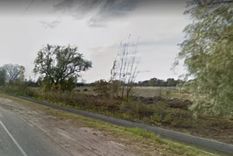 vecinos rescataron a un mujer que estaba ebria y cayo a un canal