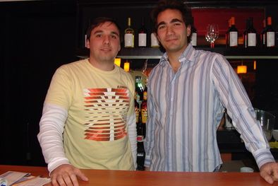 MDZol | Mato y Pichi, los emprendedores, posan detrás de la barra de El lugarcito. Foto: MDZ