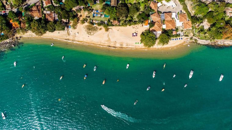 La Praia do Juliao es ideal para hacer snorkel gracias a sus rocas sumergidas y piscinas naturales. La Praia do Juliao es ideal para hacer snorkel gracias a sus rocas sumergidas y piscinas naturales.