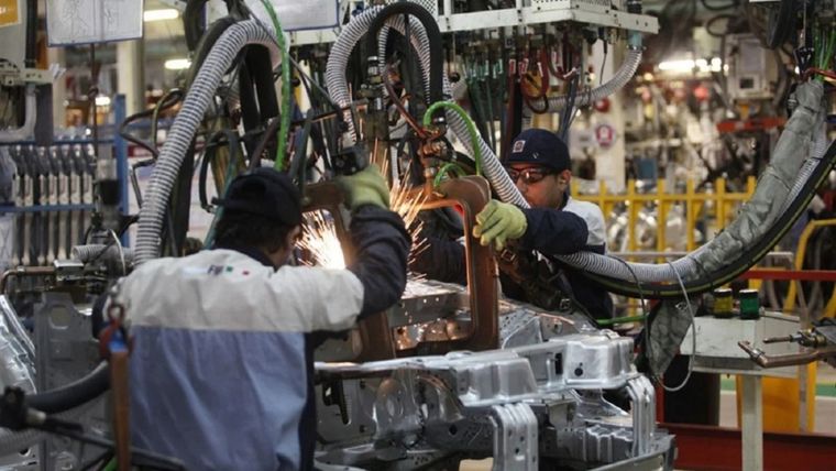 No se puede deducir ni retener nada del salario del trabajador porque la remuneración tiene carácter alimentario. Foto: MDZ