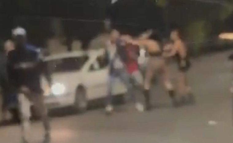 Una joven quedó desmayada tras recibir un golpe a la salida de un boliche Foto: Captura de video