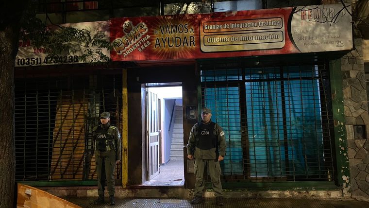 Los gendarmes en plena medida y corroborando las denuncias de trata de personas y explotación laboral Foto: Gendarmería Nacional
