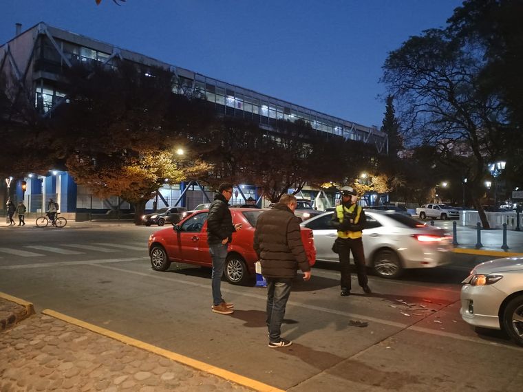 El choque de Patricias Mendocinas y Rivadavia fue entre un Fiat Siena y un Toyota Corolla. El choque de Patricias Mendocinas y Rivadavia fue entre un Fiat Siena y un Toyota Corolla.