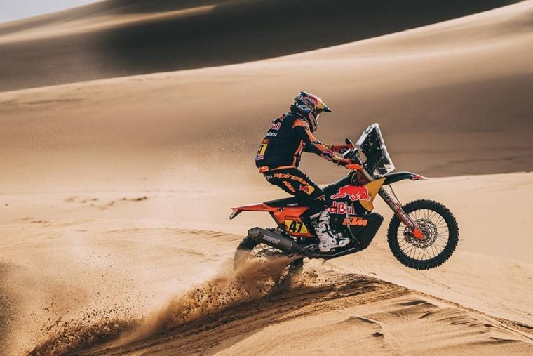 Kevin Benavides sortea una duna saudí. Foto: @dakar