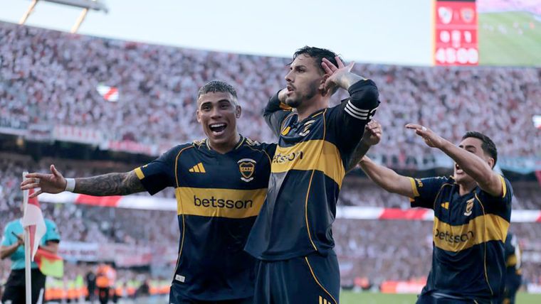 Leandro Paredes ya convirtió el 1-0 de Boca mediante un tiro penal y lo festejó con un homenaje al presidente del Xeneize, Juan Román Riquelme.&nbsp;