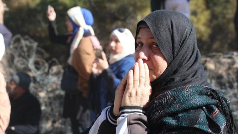 Familiares esperan en las inmediaciones de la prisión de Saydnaya a que haya señales de sus seres queridos recluidos en el centro. Foto: EPA