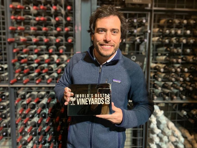 Sebastián Zuccardi con el premio en la mano.