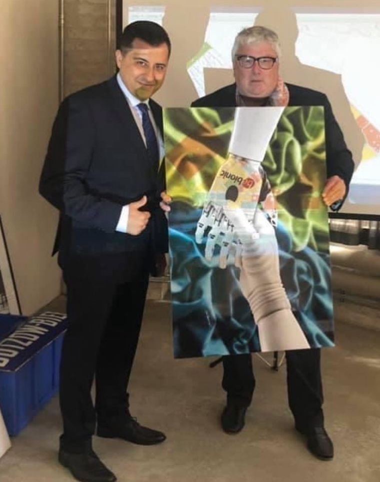 Una imagen de Hans Georg Näder, en el momento en que le entregan un reconocimiento. Foto: Ig @stefan_ionkov Una imagen de Hans Georg Näder, en el momento en que le entregan un reconocimiento. Foto: Ig @stefan_ionkov