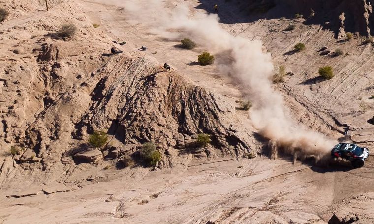 Un espectador mira el Desafío Ruta 40 desde la altura.&nbsp;