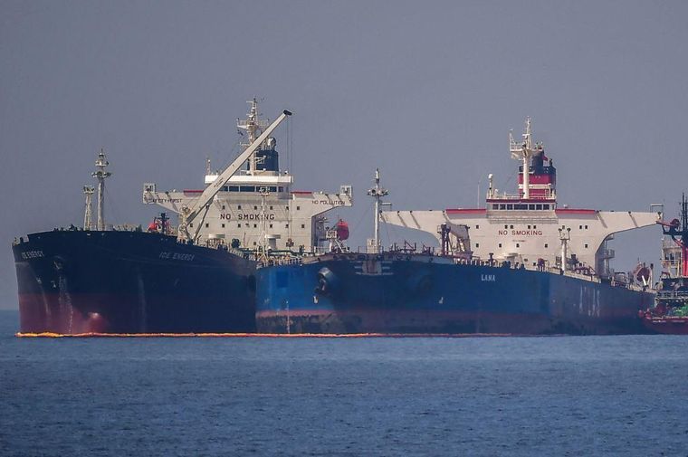Las flotas fantasmas suelen transferir su petróleo a otra embarcación en alta mar.