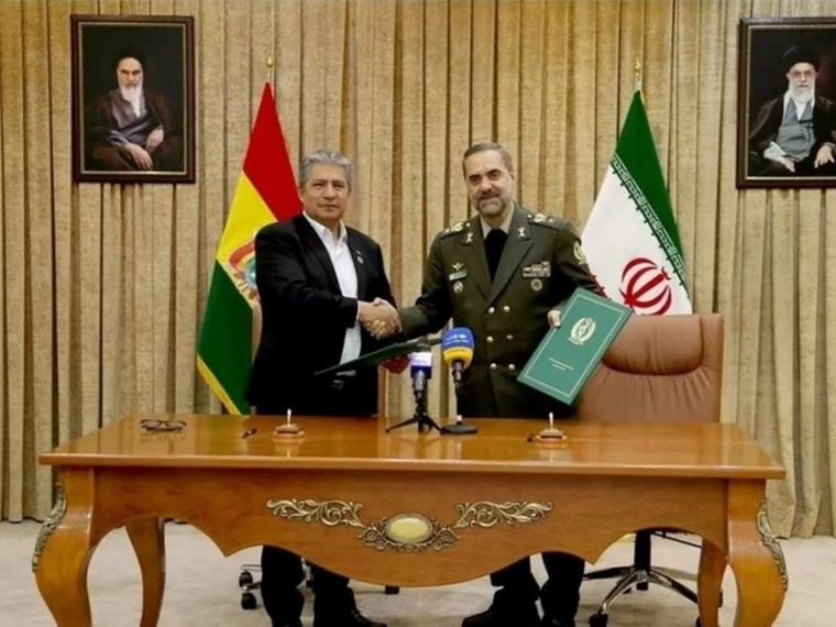 Los gobiernos de Bolivia e Irán firmaron el jueves pasado un memorándum de entendimiento para ampliar la cooperación bilateral en el campo de seguridad y de defensa Foto: Twitter