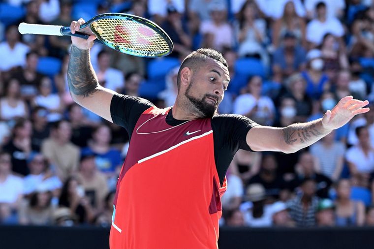 Kyrgios reconoció su error y le regaló su raqueta a un niño. Foto: EFE