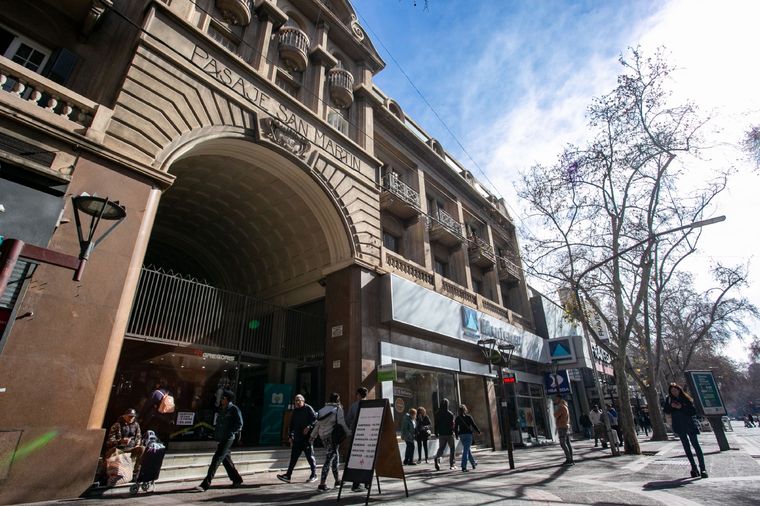 El ingreso al Pasaje San Martín por la calle San Martín. El ingreso al Pasaje San Martín por la calle San Martín.