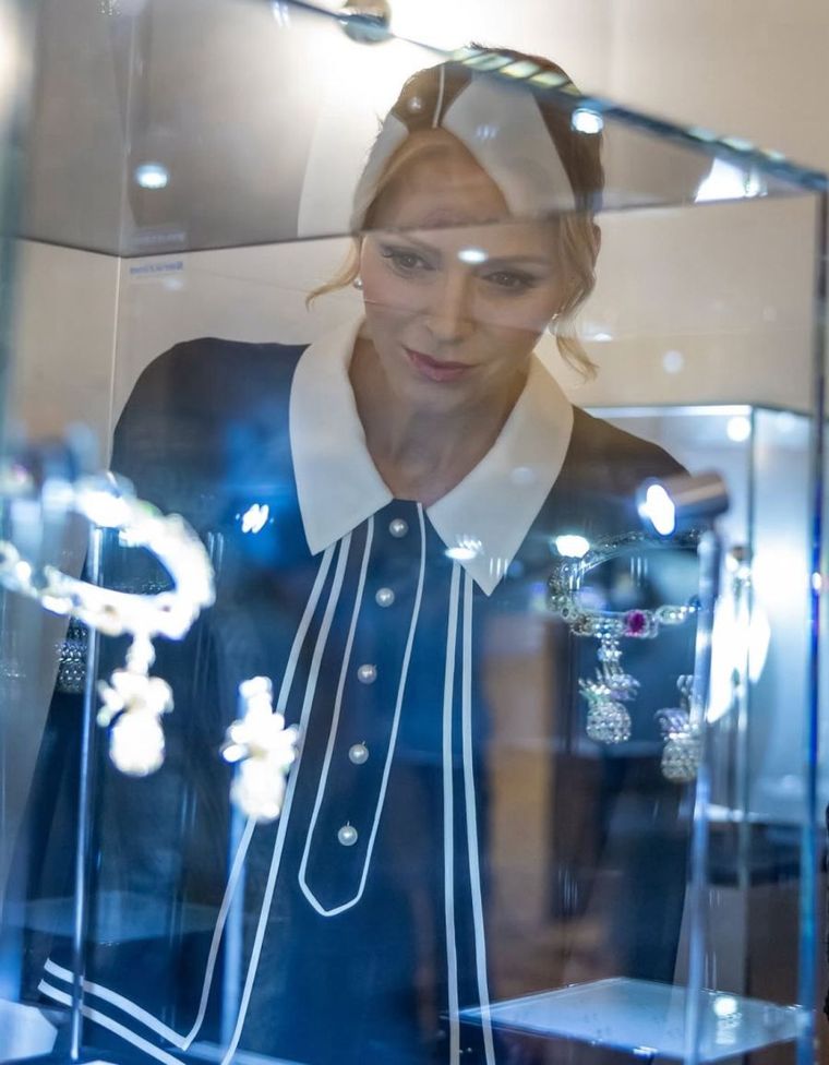 Una sola pieza simuló camisa y chaqueta, dejando a todos analizando cada detalle. Una sola pieza simuló camisa y chaqueta, dejando a todos analizando cada detalle.