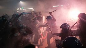 Enfrentamiento entre policías y manifestantes en la marcha contra los Juegos Olímpicos de Invierno. Enfrentamiento entre policías y manifestantes en la marcha contra los Juegos Olímpicos de Invierno.