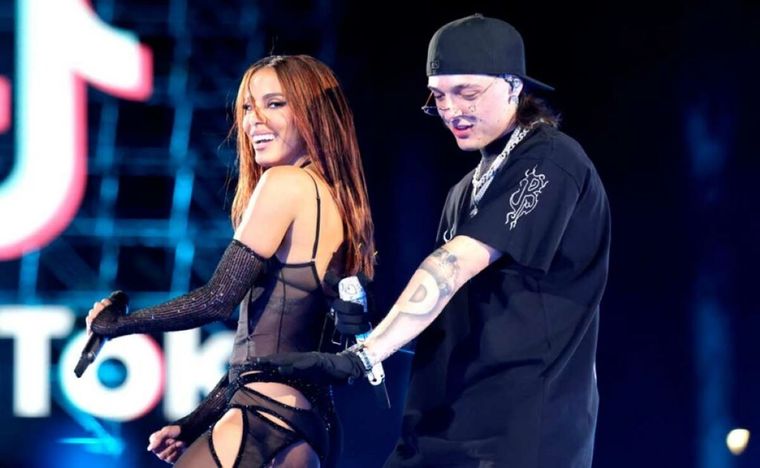 Anitta derrocha sensualidad y Peso Pluma suda la gota gorda. Foto: Billboard