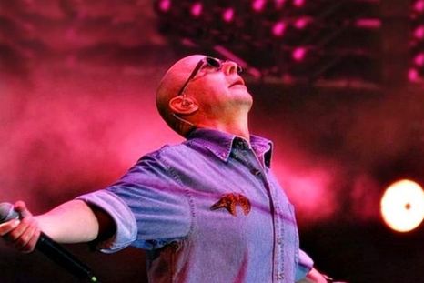 El Indio era el líder de un culto al rock. El Indio era el líder de un culto al rock.