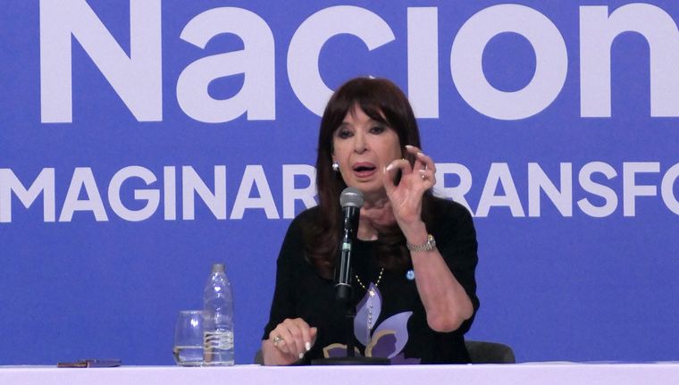 La expresidenta Cristina Fernández de Kirchner salió a cruzar a Javier Milei por el préstamo con el FMI y la devaluación. Foto: EFE