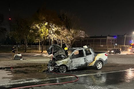 Así quedó el vehículo incendiado. Foto: Gentileza