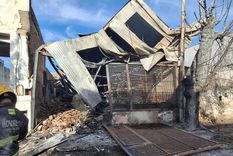 Un feroz incendio devastó un complejo habitacional en la ciudad de Córdoba, dejando un saldo fatal de dos personas fallecidas y cinco heridas. Foto: Cadena 3