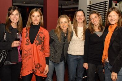 MDZol | Belén Sanz, la artista Cecilia Prato, Laura Sanz, Natalia Prato, Marita Aragonés y Romina Prato. Amigas y hermanas de la pintora. Foto: Nacho Gaffuri / MDZ