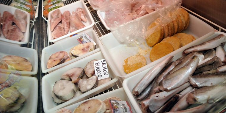 Las góndolas de las pescaderías, con productos congelados. En fresco, sólo la merluza. Foto: Agustín Mauricio/Mediamza.com