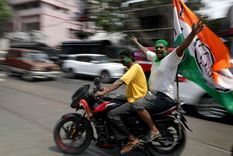 Algunos ya celebran en India, pero el triunfo se lograría con menos votos que la última vez. Foto: Efe.