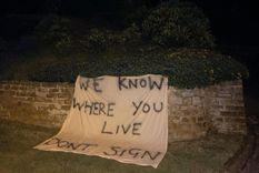 repudio absoluto: amenazan a un entrenador en la premier league para que no firme con el clasico