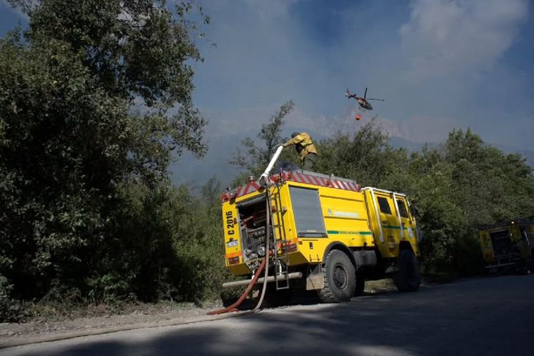 El incendio forestal que afecta al Parque Nacional Los Alerces atraviesa horas decisivas.