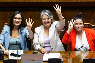 MDZol | La reforma fue presentada en 2017 por la entonces diputada Camila Vallejo (izq.), hoy ministra de la secretaría general de gobierno de Gabriel Boric -aquí junto con las ministras de Trabajo y Mujer-, y permite una jornada laboral de 4 días. Foto: EPA