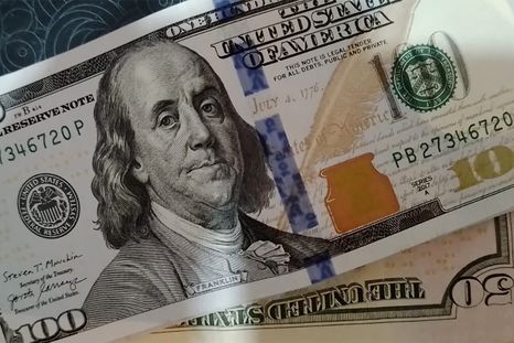 A cuánto cotiza el dólar y el blue mientras el Gobierno espera un nuevo desembolso