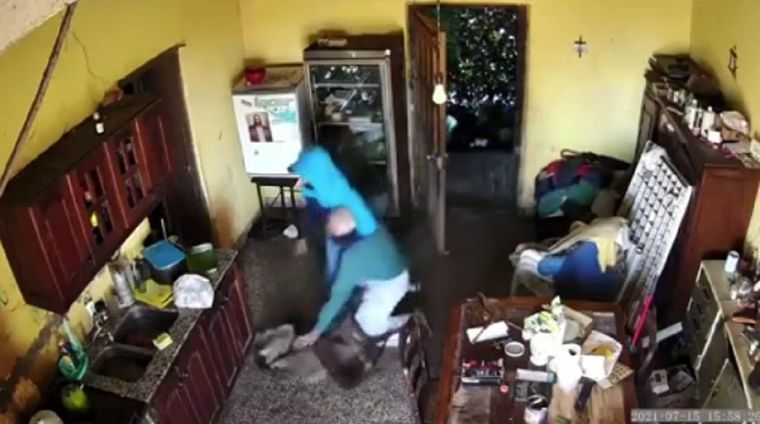 Un jubilado de 84 años fue víctima de un violento asalto en Moreno.