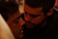 Tomás Fonzi y Gastón Soffritti en una jugada escena íntima en Inconvivencia