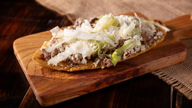 Aunque pareciera una receta moderna, los huaraches existen desde principios del siglo XX, y la receta original se hacía con masa más gruesa para que pudiera sostener grandes cantidades de frijoles y carne. Aunque pareciera una receta moderna, los huaraches existen desde principios del siglo XX, y la receta original se hacía con masa más gruesa para que pudiera sostener grandes cantidades de frijoles y carne.