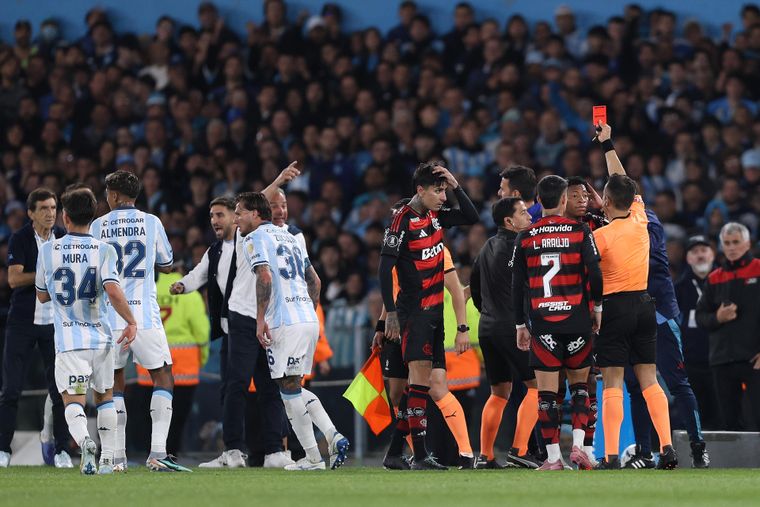 El arbitro Piero Maza expulsa a Gonzalo Plata en Racing-Flamengo. El arbitro Piero Maza expulsa a Gonzalo Plata en Racing-Flamengo.