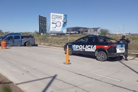 Después del choque, la camioneta quedó abandonada una hora y buscan definir quién conducía.