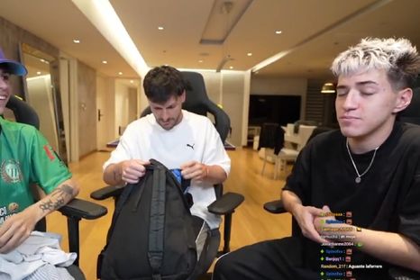 El youtuber Joaco Santos fue invitado a participar de un stream y llevó gorritos del Tomba de regalo. El youtuber Joaco Santos fue invitado a participar de un stream y llevó gorritos del Tomba de regalo.