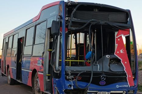 un colectivo choco contra un poste de luz en acceso sur y dejo a ocho pasajeros heridos un colectivo choco contra un poste de luz en acceso sur y dejo a ocho pasajeros heridos