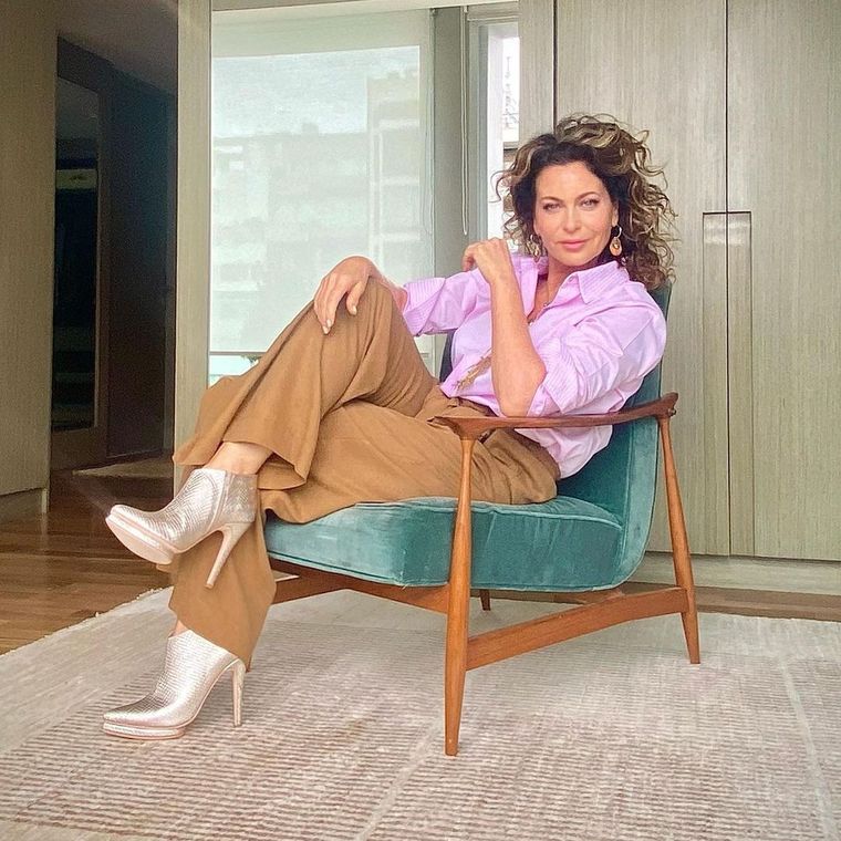 Karina Mazzocco nos enseña a combinar pantalones beige con distintas prendas Foto: Instagram