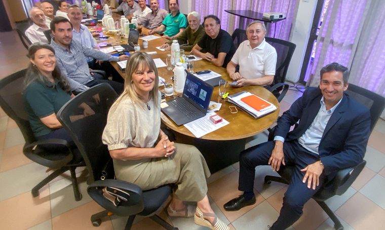 Sonrientes pese a la crisis sectorial, el Directorio del INYM decidió avanzar en despidos en el marco del proceso de desregulación de la economía nacional.