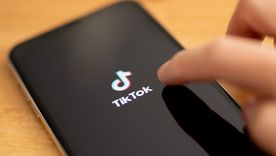 Tik tok, no es solo una red social, también es una gran influencia en el mundo de la moda Foto: EFE