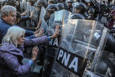 Todos los miércoles los jubilados se autoconvocan frente al Congreso de la Nación Foto: Gentileza Clarín Todos los miércoles los jubilados se autoconvocan frente al Congreso de la Nación Foto: Gentileza Clarín